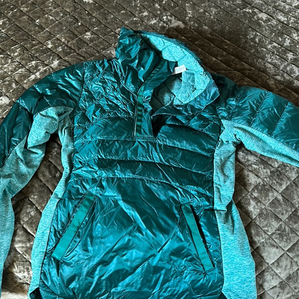 Emerald green Lulu lemon pull over jacket . Like new